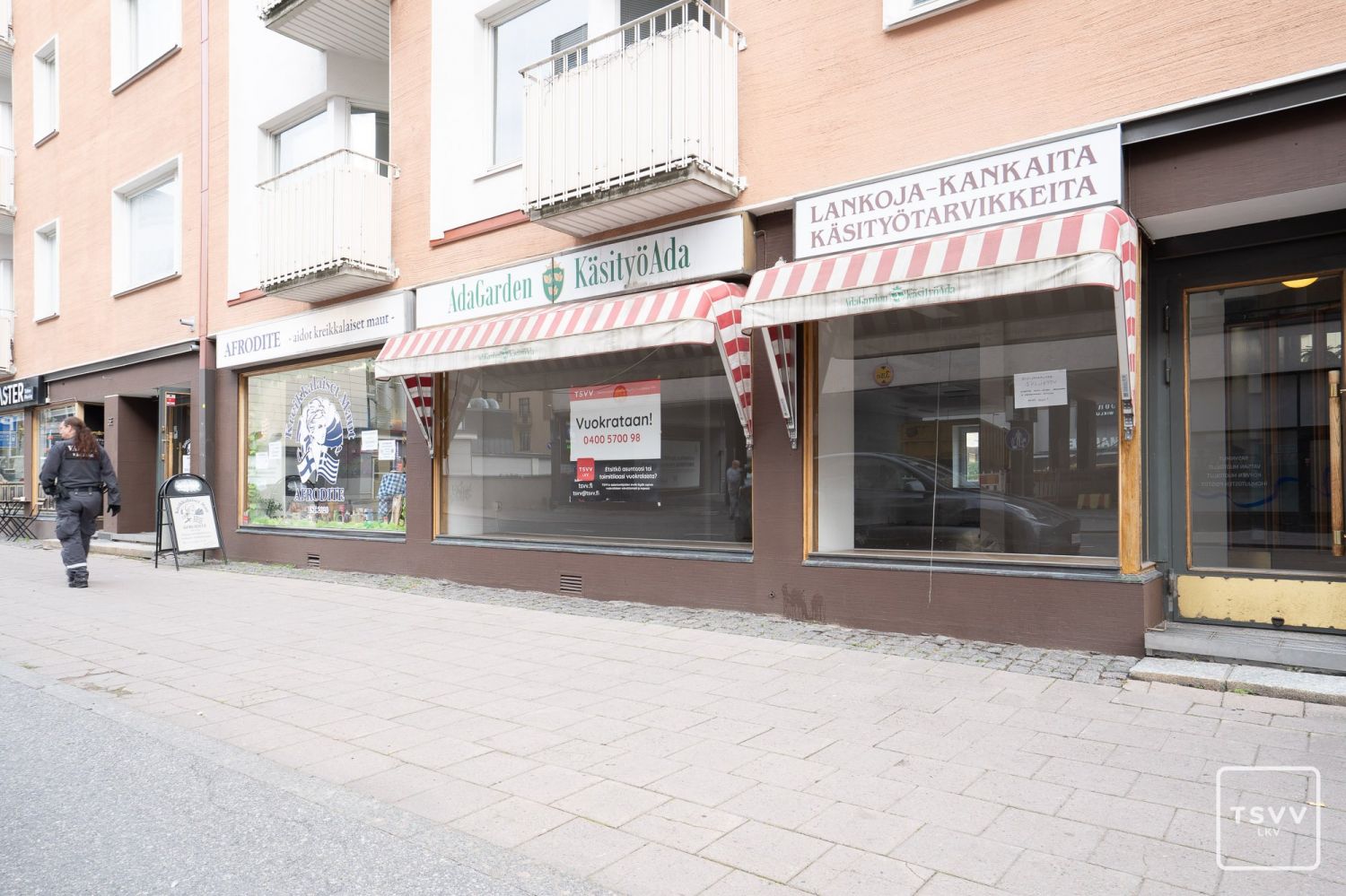 Vuokrataan valoisa liiketila Turun keskustassa, Brahenkadulla. Tämä 74 neliömetrin tila sijaitsee katutasossa, mikä tarjoaa erinomaisen näkyvyyden ja helpon saavutettavuuden asiakkaille. Suuret ikkunat tuovat runsaasti luonnonvaloa sisään, luoden miellyttävän ja kutsuvan ilmapiirin.Sijainti Turun ...