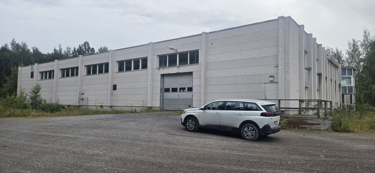 Vuokrataan noin 892 m2 hallitilaa Kantolasta.Noin 4,8 metriä korkeaa varastotilaa.Hyvin sosiaalitilaa miehille ja naisille.Suihkut 4 kpl, wc-tilat 2 kpl.Toimistotilaa noin 80 m2.Parvitilaa sosiaalitilan päällä ja takaosassa.Rakennus on vuonna 1989 rakennettu siporex-halli.Vuokralainen tek...
