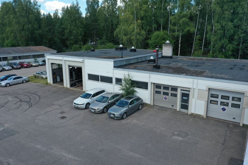 Vuokrataan katutasosta varasto/työtilaksi soveltuva toimitila. Tilajaosta riippuen tilaan on 2-4 nosto-ovea. Tilasta löytyy lattiakaivot. Tila vuokrataan tyhjänä ilman nostimia.Ota yhteyttä ja kysy lisätietoja tilavaihtoehdoista! Nico Björkbacka - 0400 415 909