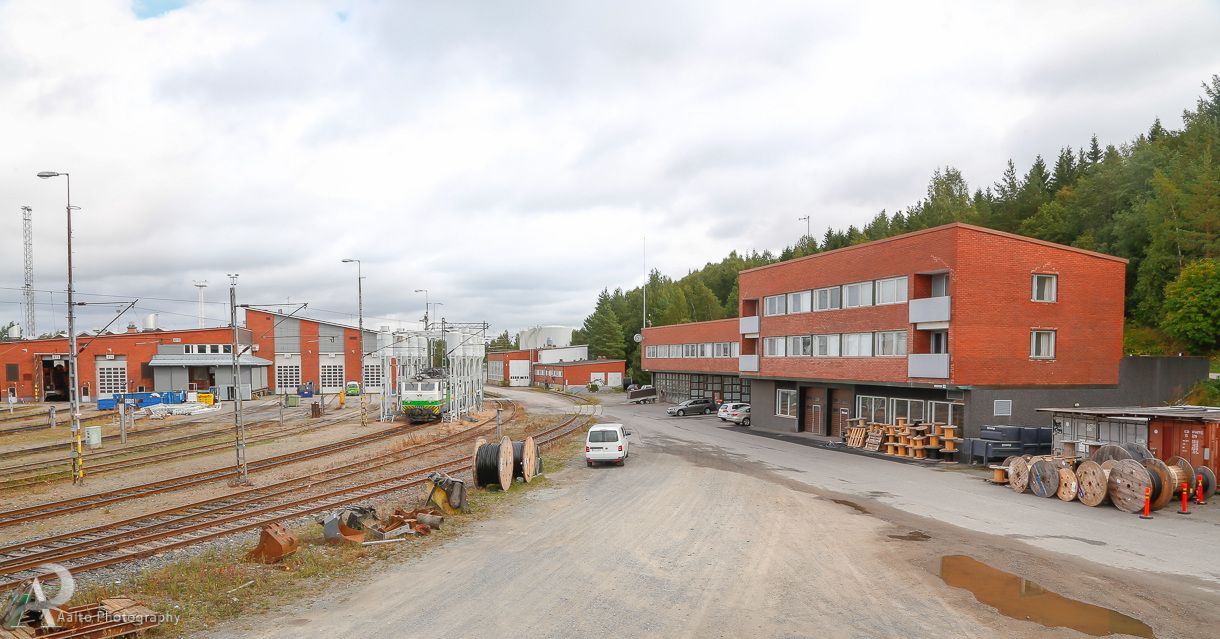 Vuokrataan hyvien kulkuyhteyksien varrelta monikäyttöistä varasto-ja autohallitilaa. Varusteltu hiekan-ja öljynerotuskaivoilla.Voi käyttää esim. pesuhallina. 