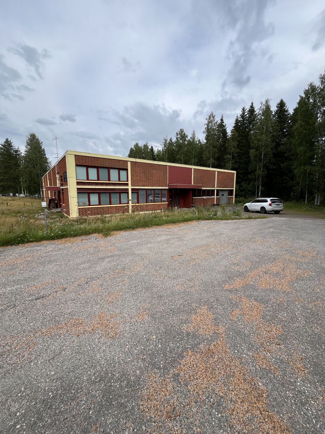 Viitasaarella, hyvällä paikalla vilkkaan nelostien äärellä betonirakenteinen teollisuusrakennus