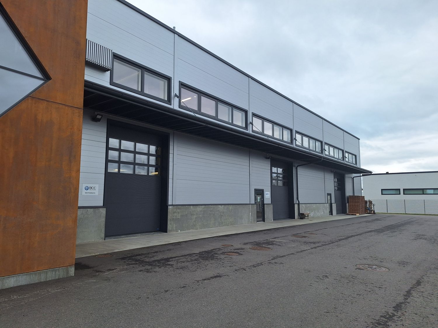 Uudehko korkea moderni tila Vehkalassa.