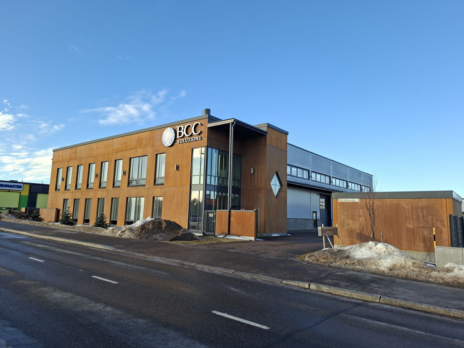 Uudehko korkea moderni tila Vehkalassa.