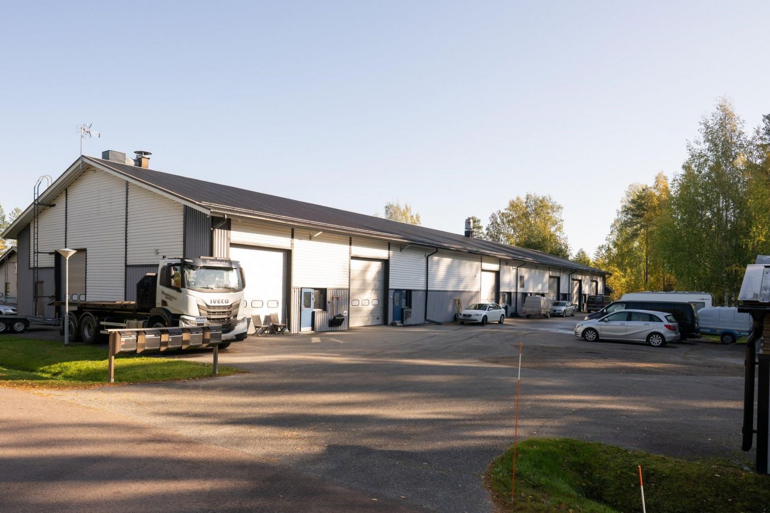 Myydään v. 1991 rakennettu tilava hallikiinteistö, jossa kerrosala 1172 m2 ja huoneistoala 1090m2 (ulkomitat n. 18,6 x 62,3m). Tilat jaettu useampaan lohkoon. Tiloissa on yhtä lukuunottamatta wc.t ja toimisto- ja sos.tilat kahdessa kerroksessa. Rakennuksen päätyyn on tehty toiseen kerrokseen asunto ...