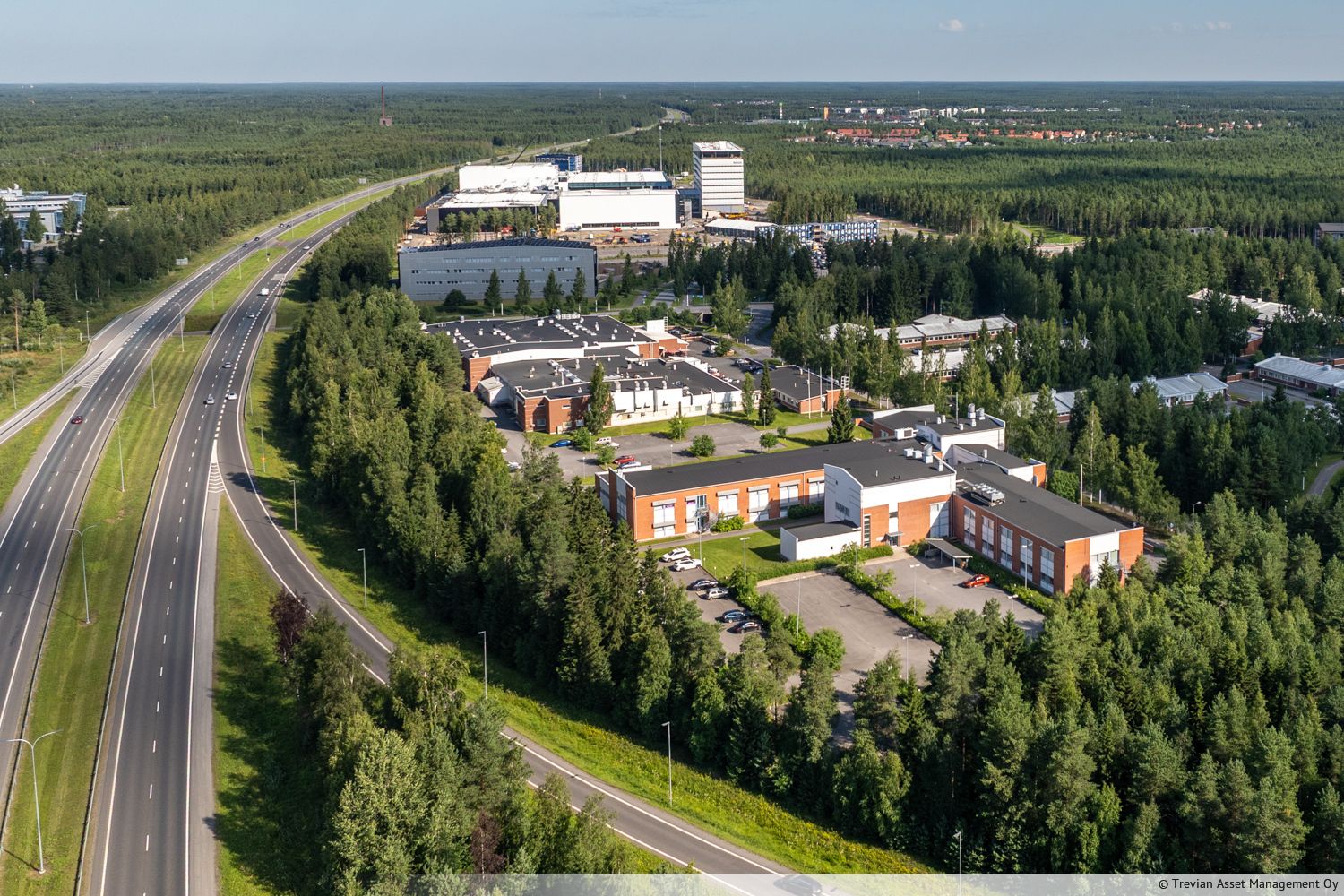 Vuokrataan vasta remontoitu, edustava ja siisti toimistotila toisesta kerroksesta. Tila voidaan jakaa toisen k&auml;ytt&auml;j&auml;n kanssa, jolloin vuorattava alue olisi noin 570 m&sup2;, tai siihen voidaan liitt&auml;&auml; lis&auml;tiloja 55 m&sup2; ja 308 m&sup2;. Toimitila vapautuu sopimuksen ...