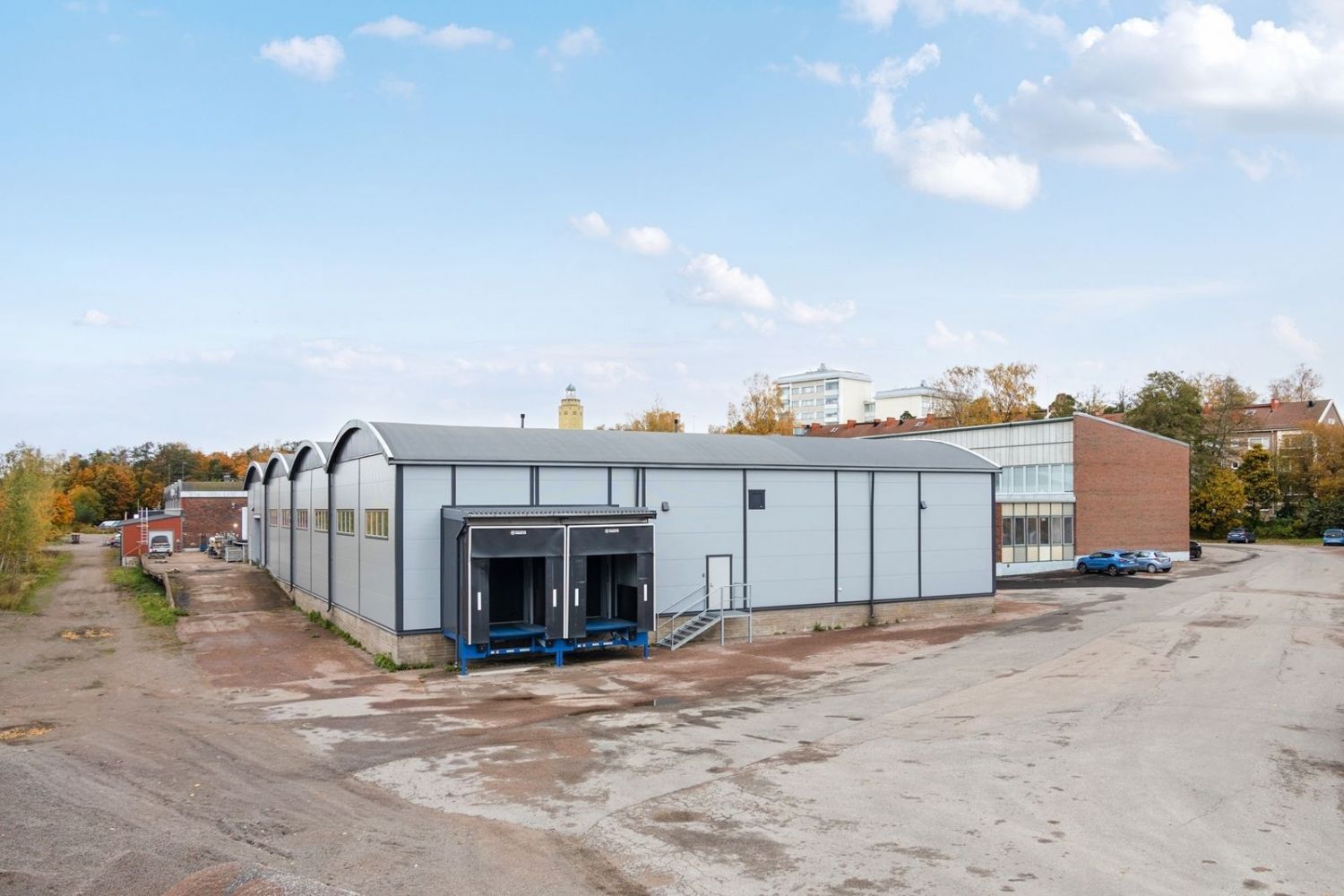 Uusittu varastohalli rakennus