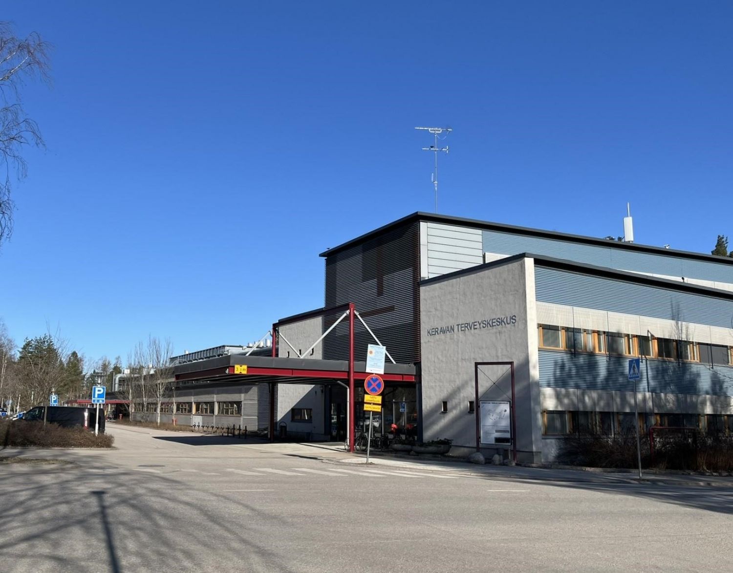 Kahvila - ja lounasravintola yrittäjälle hyvä paikka Keravan Terveyskeskuksen kahvila - kanttiini tila.	Vuokrattava tila sisäänkäynti B yhteydessä, jossa laboratorion odotustila.Aulatila palvelee myös kahvilalle osoitettuja asiakaspaikkoja + erillinen henkilökunnan ruokailutila.Kahvilan aukioloa...