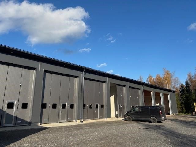 Uutta hallitilaa tarjolla hyvällä sijainnilla Ruskonselän alueella. Hallitilan koko 93,5 m2, korkeus noin 5,8 metriä, hallioven korkeus noin 5,5 metriä, hallin leveys noin 4,5 metriä ja pituus noin 20,8 metriä. Edullinen kaukolämpö ja vesikiertolattialämmityksellä. Halleilla omat sähkö- ja vesimit...