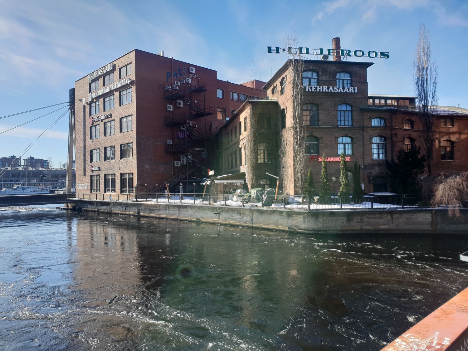 Kosken rannalla Kehräsaaren ylimmässä kerroksessa. Ikkunoista aukeaa kaupungin parhaita näkymiä suoraan suvantoon ja Ratinan stadionille päin. Huoneistossa toimistotila, eteis-/neuvottelutila, keittiö, WC ja varasto.