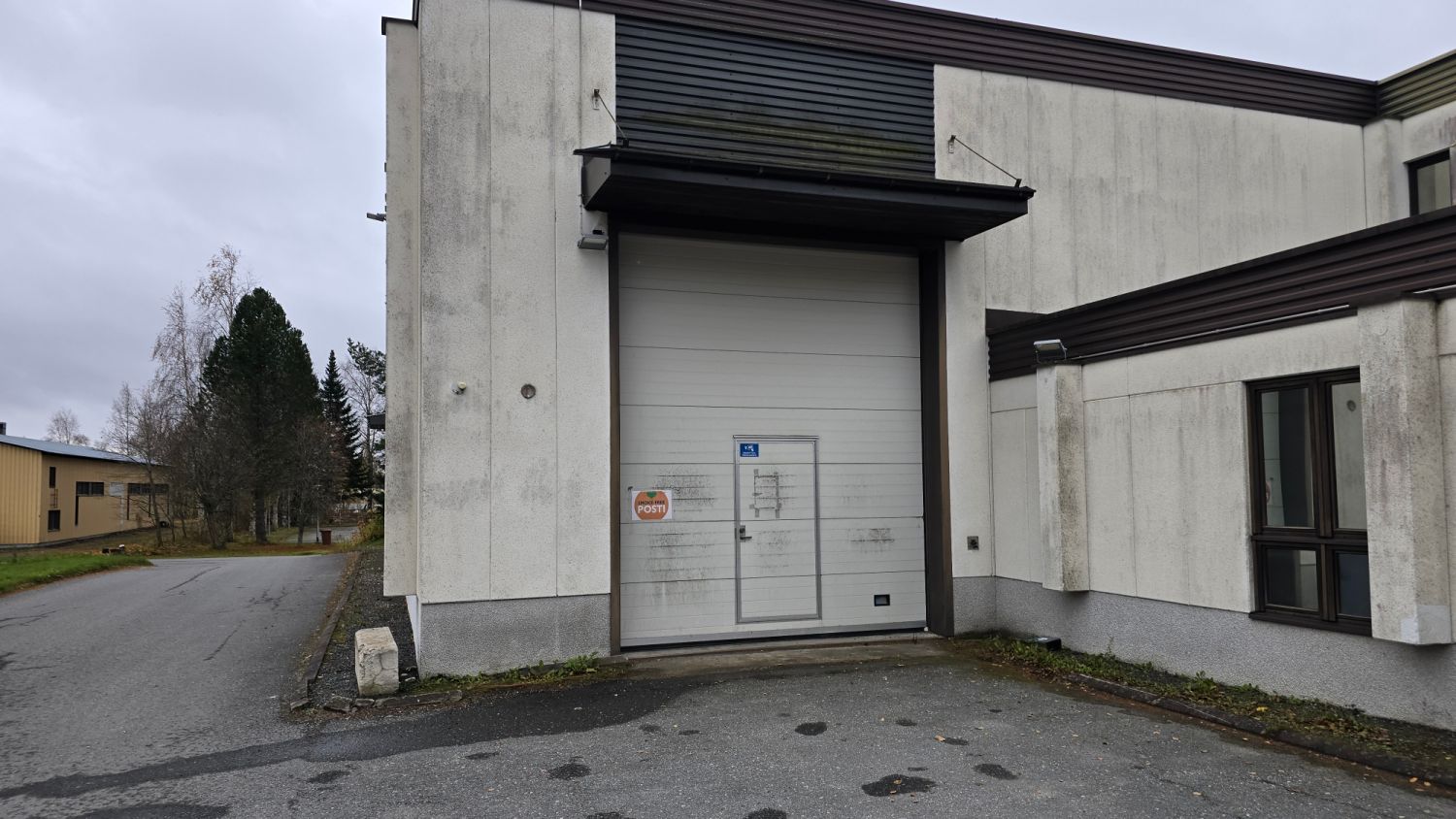 Heti vapaana Kangasalan keskustan tuntumasta korkeaa varasto- /työtilaa isolla nosto-ovella 3,5m X 4m.  Vuokra sisältää lämmön! Samassa rakennuksessa toimii Posti. Sopii hyvin esim. verkkokauppaa harjoittavalle yritykselle. Ei sovellu autopesulaksi tai autokorjaamoksi. Huom! Vuokrataan vain varast...