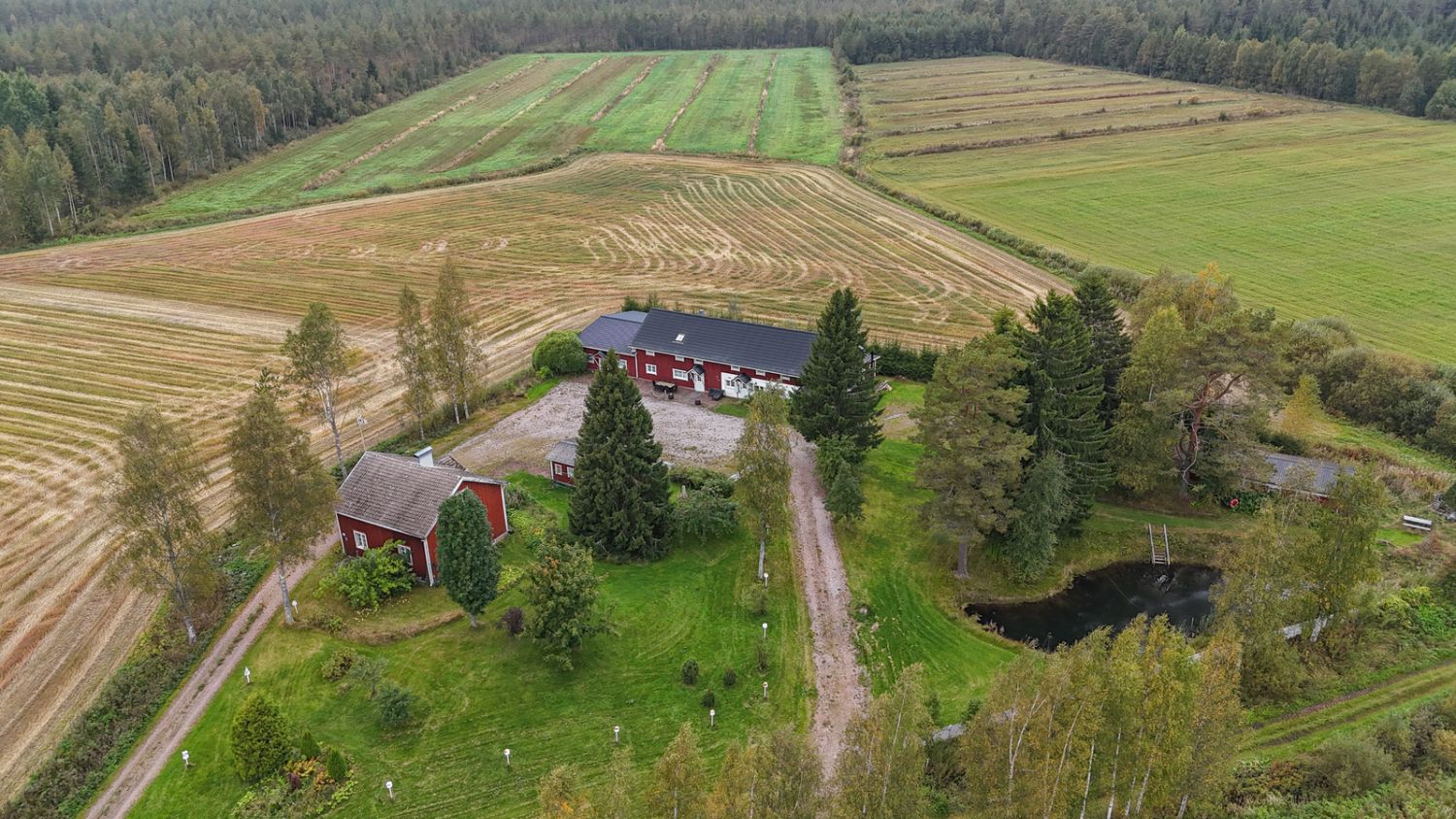 Mahdollisuuksien paikka Karviassa!Yhdistä asuminen ja yrittäminen tässä uniikissa kohteessa, joka on palvellut yli 25 vuoden ajan maatilamatkailuyrityksenä. Lähes 6000 neliön tontilla,  vuonna 1998  nykyiseen käyttötarkoitukseensa valmistunut, entinen navettarakennus. Lähes 500 neliön rakennus p...