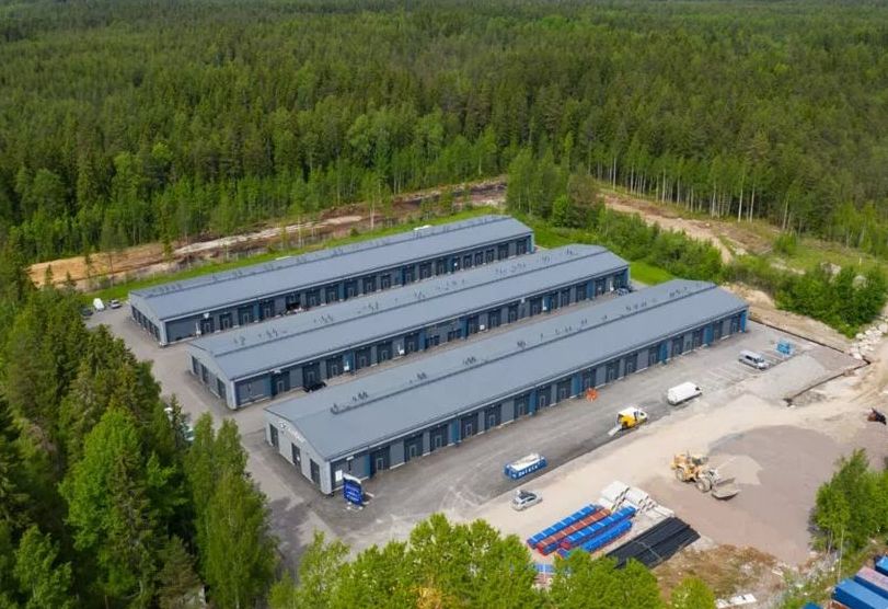 Korkealla nosto-ovella varustettu tila, jossa parvi ja öljynerotuskaivo lattiassa.- alakerta 42,5 m2- parvi 34,3 m2Tilassa on vesimittari ja kylmävesi. Veden laskutus erikseen.Mahdollisuus rakentaa wc. Oma sähkösopimus ja sähkölämmitys patterilla. Kiinteät valaisimet parvella ja alhalla