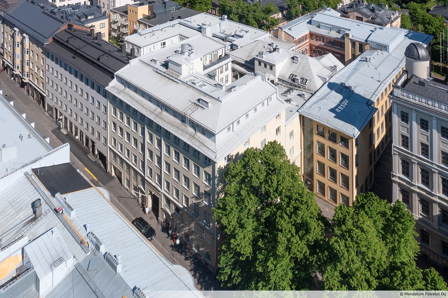 Tarjolla erinomainen sijoituskohde Helsingin ydinkeskustassa! T&auml;m&auml; 135 m&sup2; toimistohuoneisto sijaitsee arvostetussa kiinteist&ouml;ss&auml; L&ouml;nnrotinkadulla. Tila on t&auml;ll&auml; hetkell&auml; vuokrattu pitk&auml;aikaisella vuokrasopimuksella, mik&auml; tekee siit&auml; houkutt...