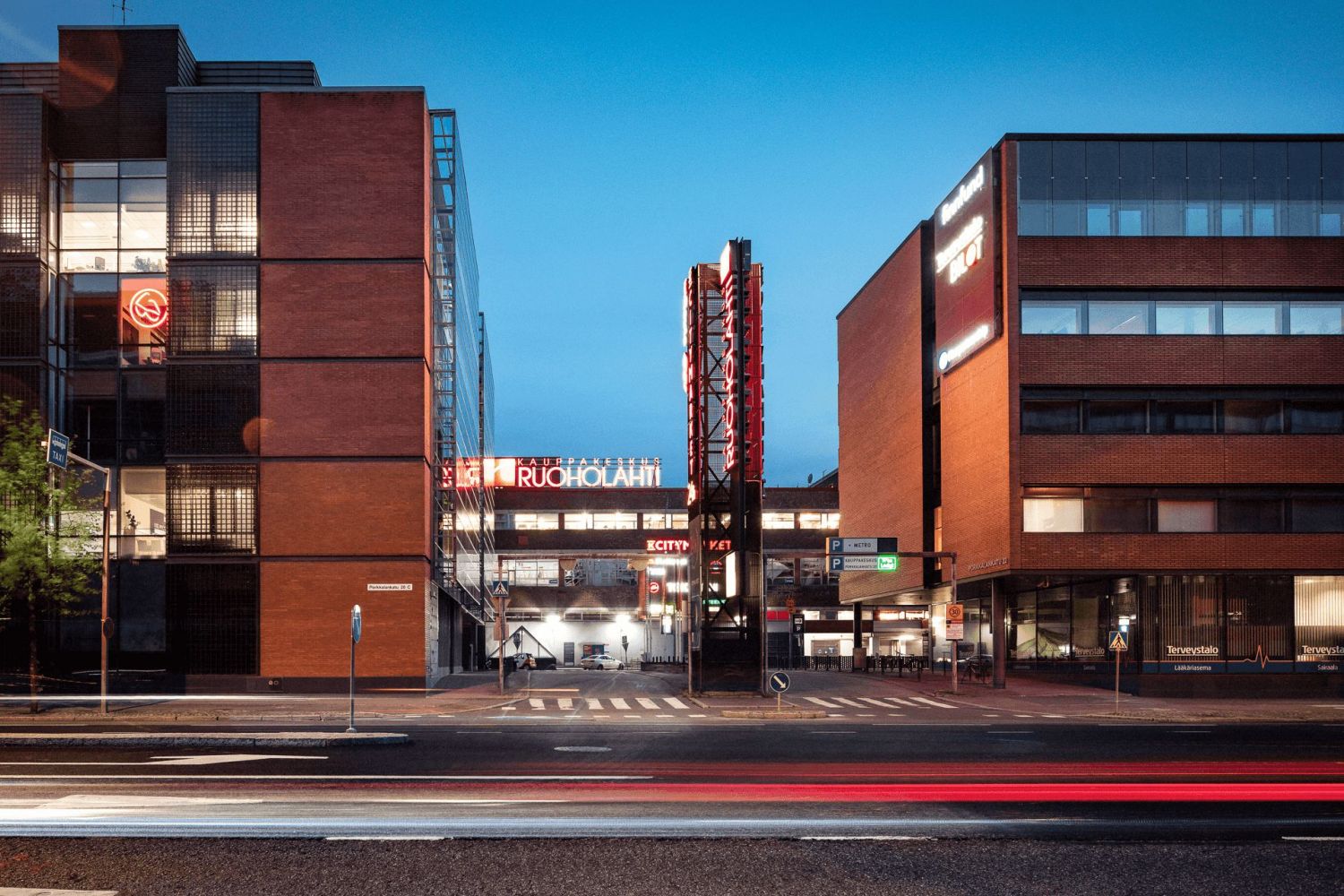 Tämä vaikuttava ja korkeakattoinen 2079 m2 toimitila tarjoaa modernia ja monikäyttöistä työskentelytilaa. 928 m2 tila muodostaa näyttävän, avaran korkeatilaisen kokonaisuuden, joka soveltuu erinomaisesti avoimeksi työympäristöksi, showroom-käyttöön tai edustustilaksi. Lisäksi tilaan sisältyy 1151 m...