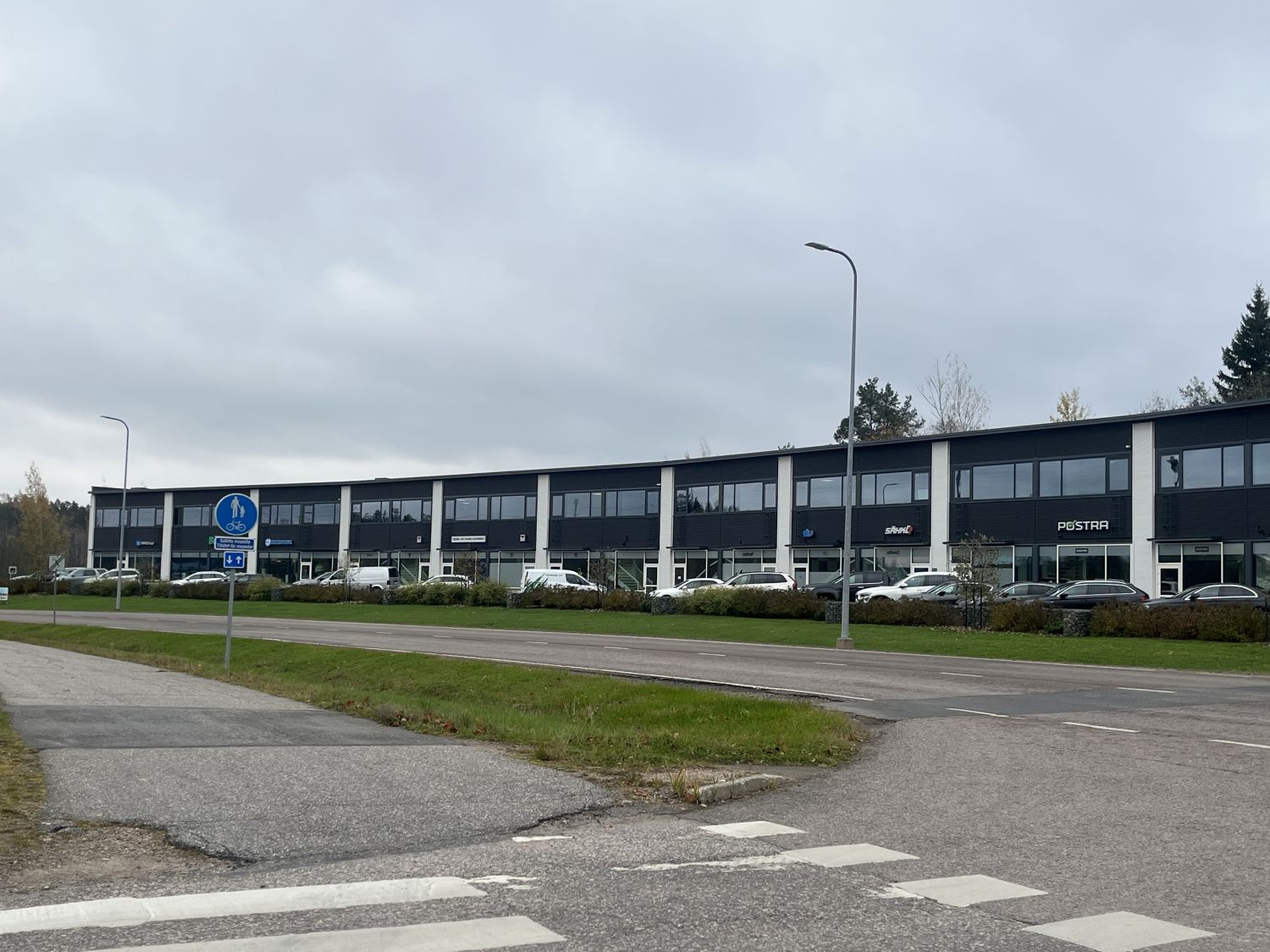 Vuokrataan Tuupakassa näkyvällä paikalla sijaitseva uudehko varasto-/toimistotila.