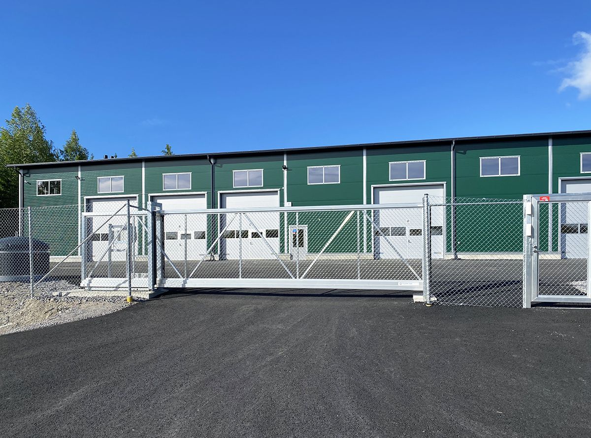 Vuokrattavana hyvin varusteltu hallilohko!