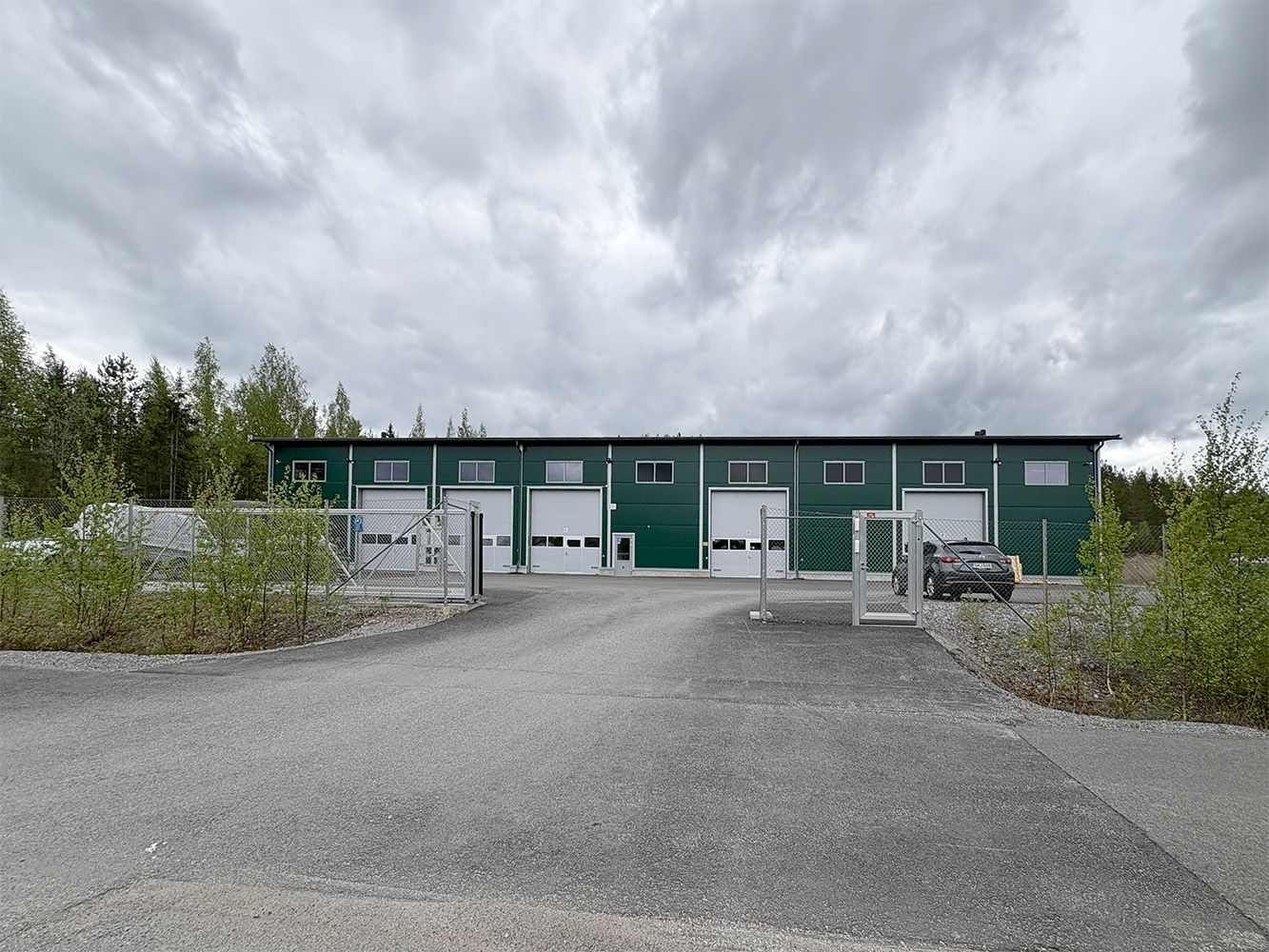 Vuokrattavana kaksi vierekkäistä hyvin varusteltua hallilohkoa!