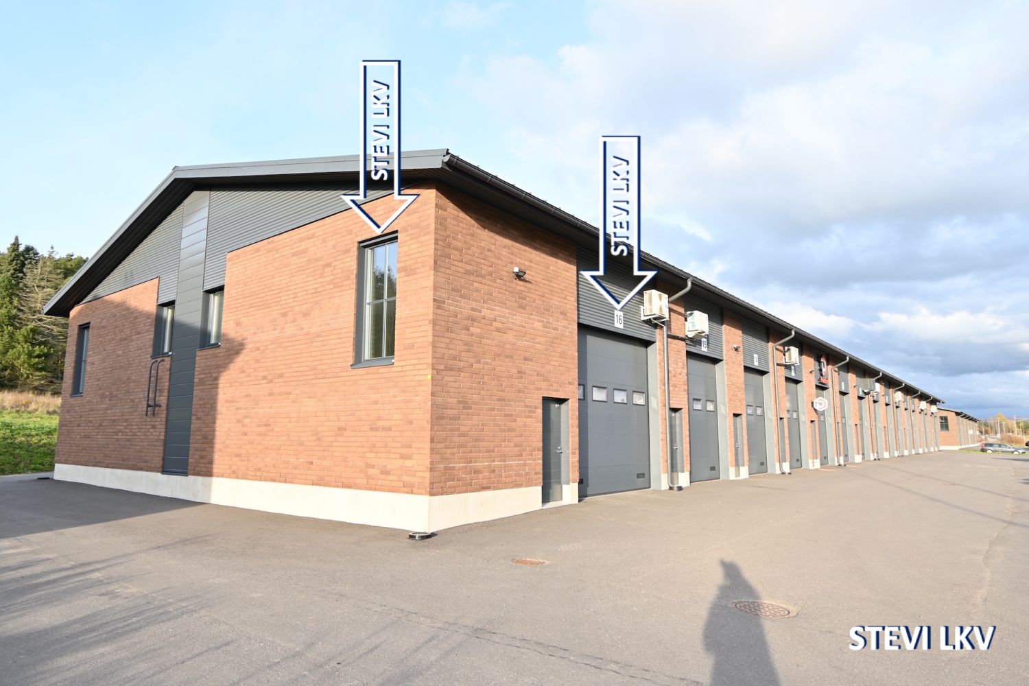 Siisti Hallitila / Autotalli *Siisti *Iso ovi *68m2 *Ilmalämpöpumppu *Päätytila