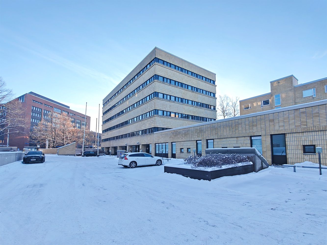 Erinomaisten yhteyksien päässä toimistohuone vuokrattavana Helsingin Lassilassa!