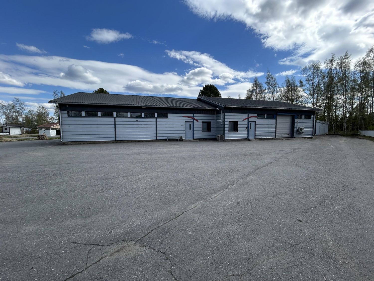 Kempeleen Paiturista Tarjusojantieltä myyntiin Kiinteistö Oy Puistokolmion koko osakekanta. Kiinteistö Oy omistaa 390m2 hallin omalla 1972 m2 tontilla Tarjusojantien päässä. Halli on rakennettu 1989-1990, jonka jälkeen mm. ulkoverhoilu uusittu. Iso asfaltoitu piha-alue, jossa lämpöpaikkoja. Hall...