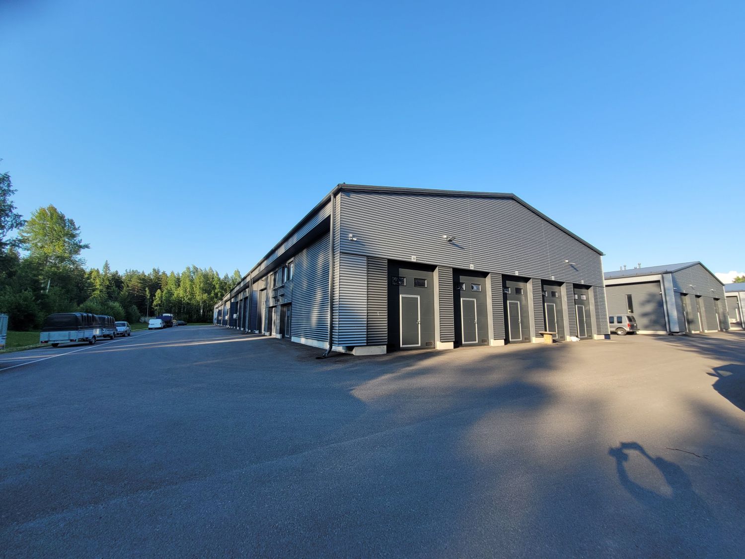 Myynnissä Hyrylän Talliosake  Koy:n monitoimihalli. Tilassa on valmiina teräsrunkoinen parvi ja wc. Tilan lattia pinta-ala on 31 m2 + parvi noin 20 m2. Myydään vuokrattuna toistaiseksi 2 kk irtisanomisajalla.Tilassa on sähkö- ja vesimittari. Lämmitys omalla sähkösopimuksella.  Tilan varusteet:Kon...