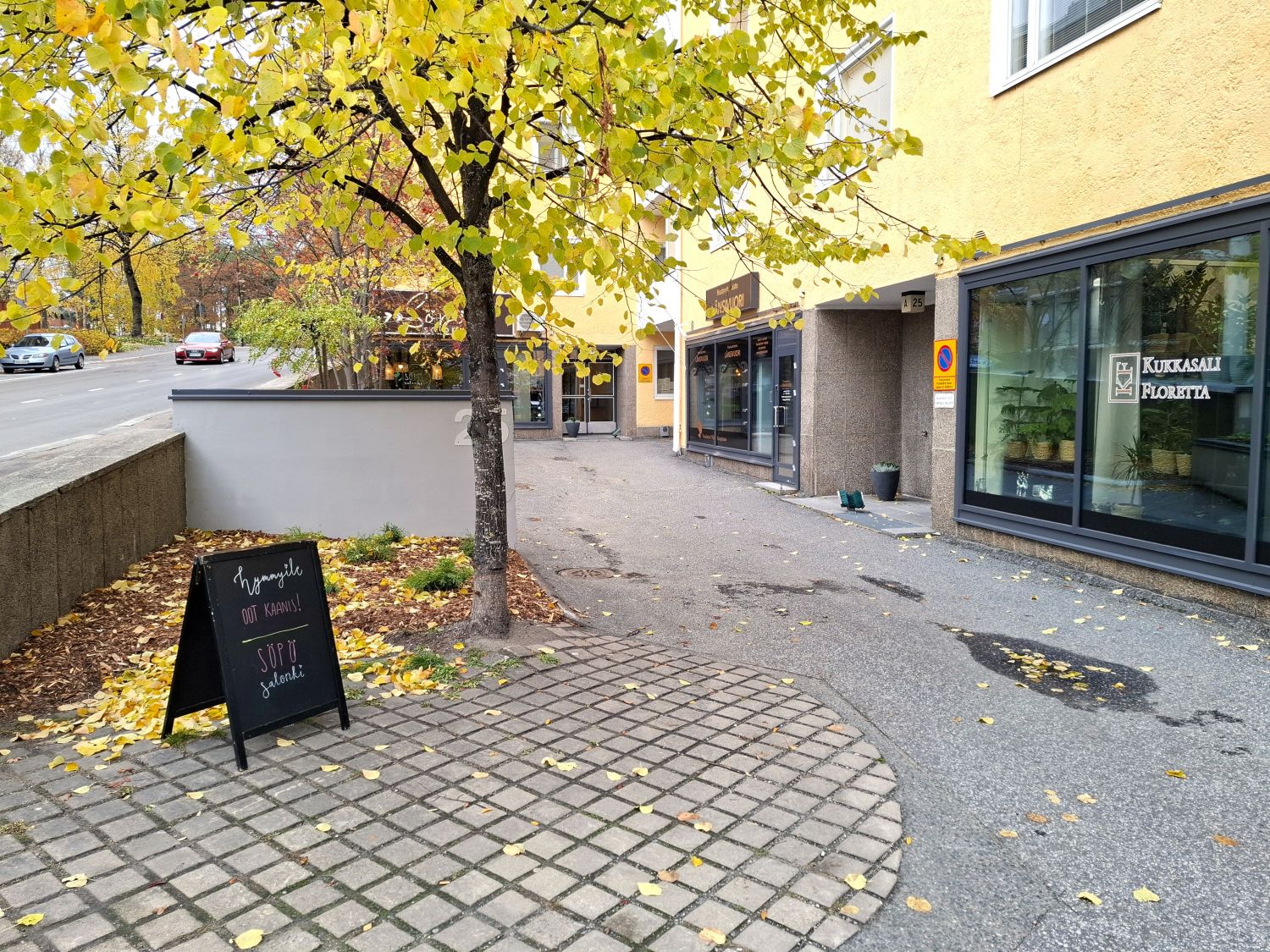 Kävelukatu sisääntuloon, joka sijaitsee nurkassa oikealla.