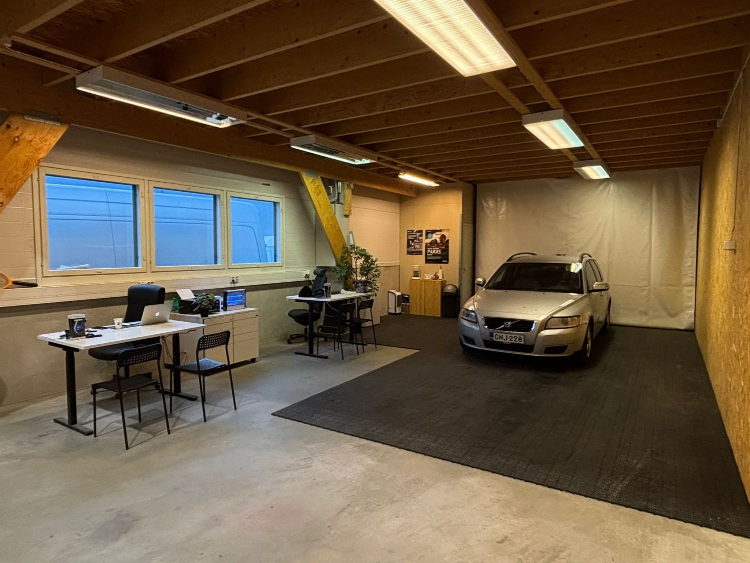 Autoliikkeeltä vapautuva toimitila.