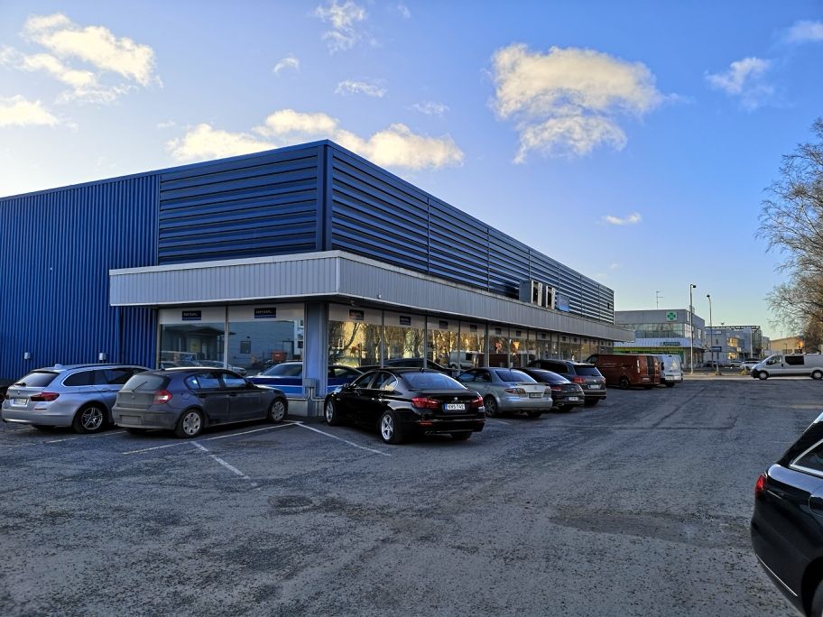 Myymäläkiinteistö kadun julkisivu