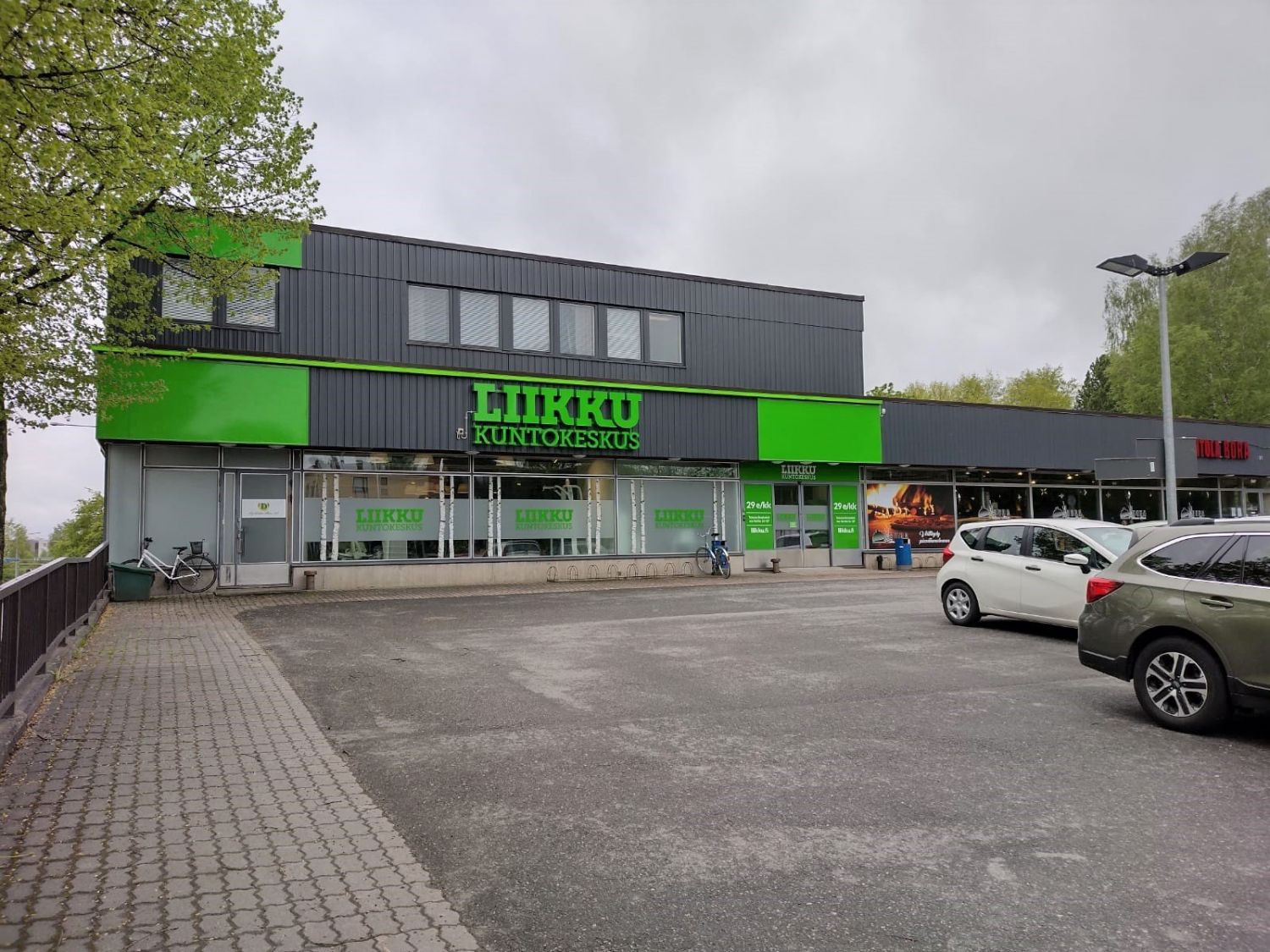 Taloyhtiön liiketilarakennus, jonka alakerrassa on Liikku -kuntosali ja lounasravintola Bora. Myynnissä oleva toimistotila on liikerakennuksen II-kerroksessa.Laadukasta siistiä toimistotilaa hyvällä sijainnilla.