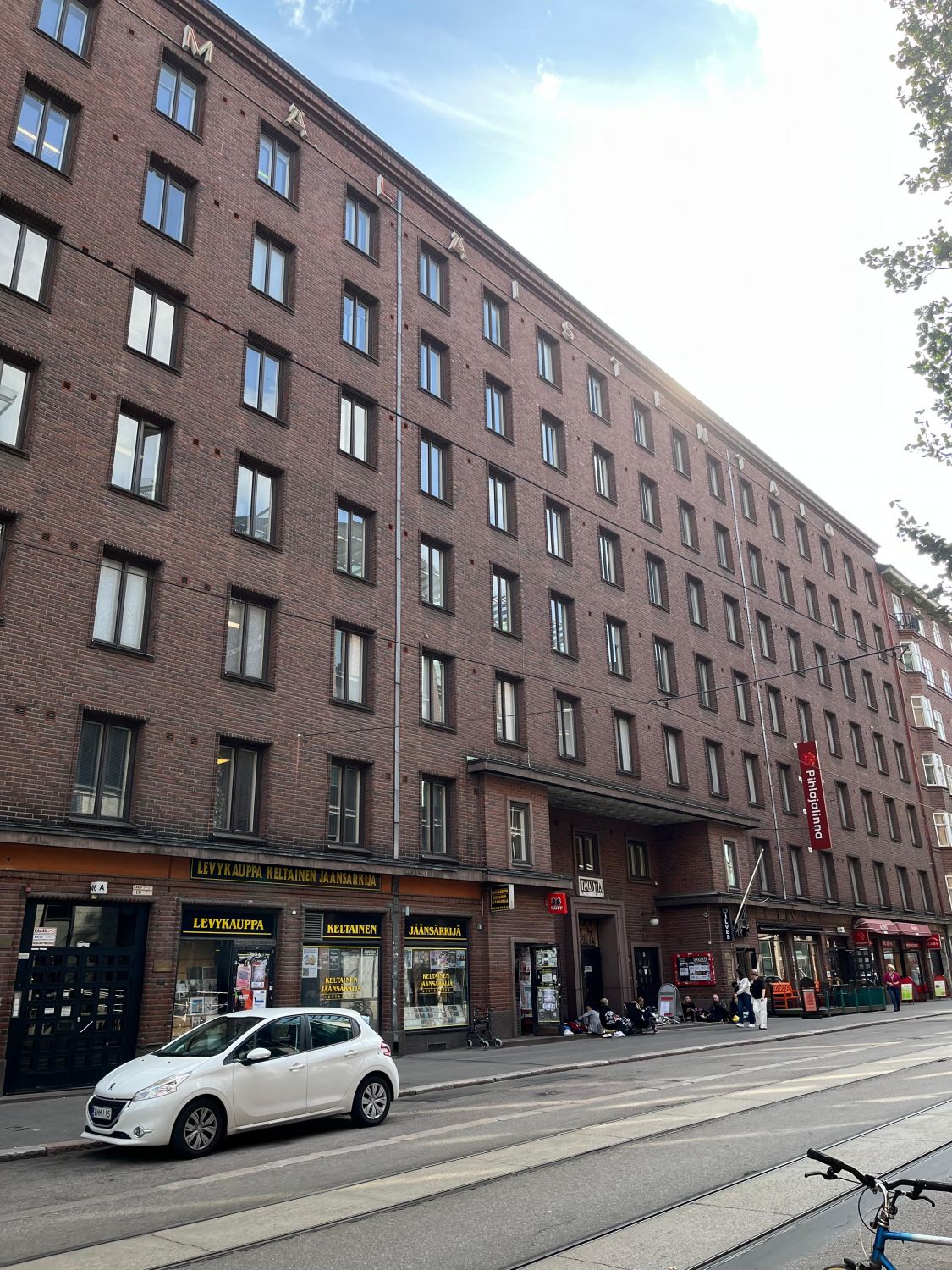 Käytännöllinen toimistotila rakennuksen rauhallisessa F-portaassa. Tilassa on avokonttoria sekä toimistohuoneita. Avokon...