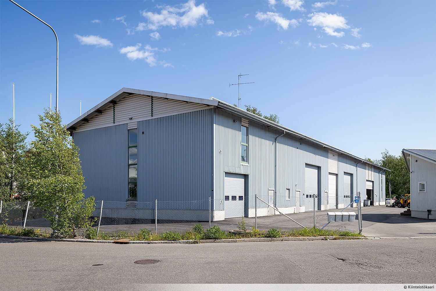 Tässä olisi erinomasiet toimitilat moneen eri käyttöön. Tila on kaksiosainen ja autolla pääsee ajamaan tilaan sisään. Tilan oikea puolisko on täyskorkea ja varustettu isolla nosto-ovella. Vasen puolisko on varustettu parvella, jolle pääsee nostamaan tavaraa trukilla korkeamman osan puolelta.  Myös v...