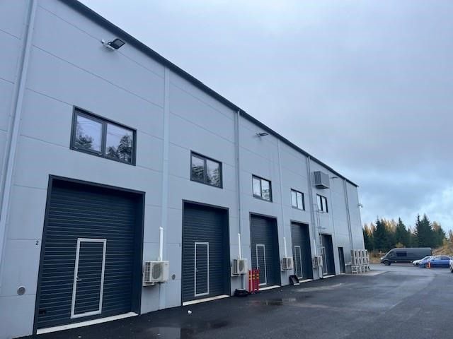 Seppälänkankaalla v. 2020 valmistunut varastohallitila. Tilan mitat on 8,1x4,9m ja vapaa korkeus 6,3 m. Nosto-ovi käyntiovella, kovapinnoitelattia öljynerotuskaivolla,koneellinen poisto iv. Oma wc. Oma sähkön mittaus. Lämmitys ilmalämpöpumpulla. Vastike 97,50 €/kk (ko. tila ei ole alvillinen, mutta...