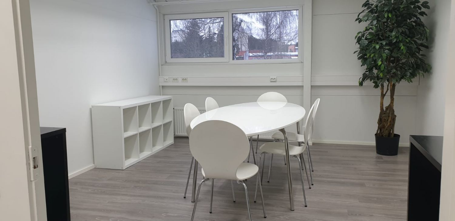 h1 neuvottelutila - iso toimistohuone