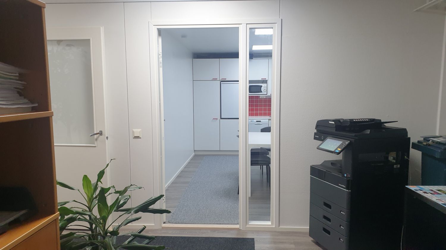 h1 toimistotila ja sisäänkäynti keittiö-/neuvottelutilaan