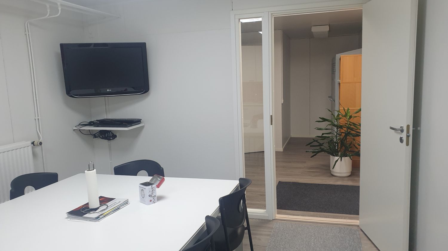 h1 keittiö-/neuvottelutilaa