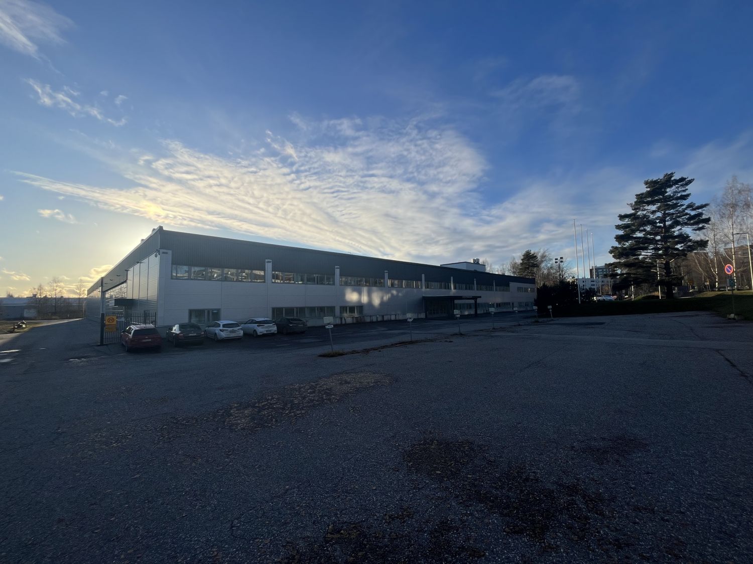 Hyvällä sijainnilla oleva kiinteistö vuokralle. Soveltuu hyvin yritykselle, joka tarvitsee myös paljon piha-aluetta käyttöön.