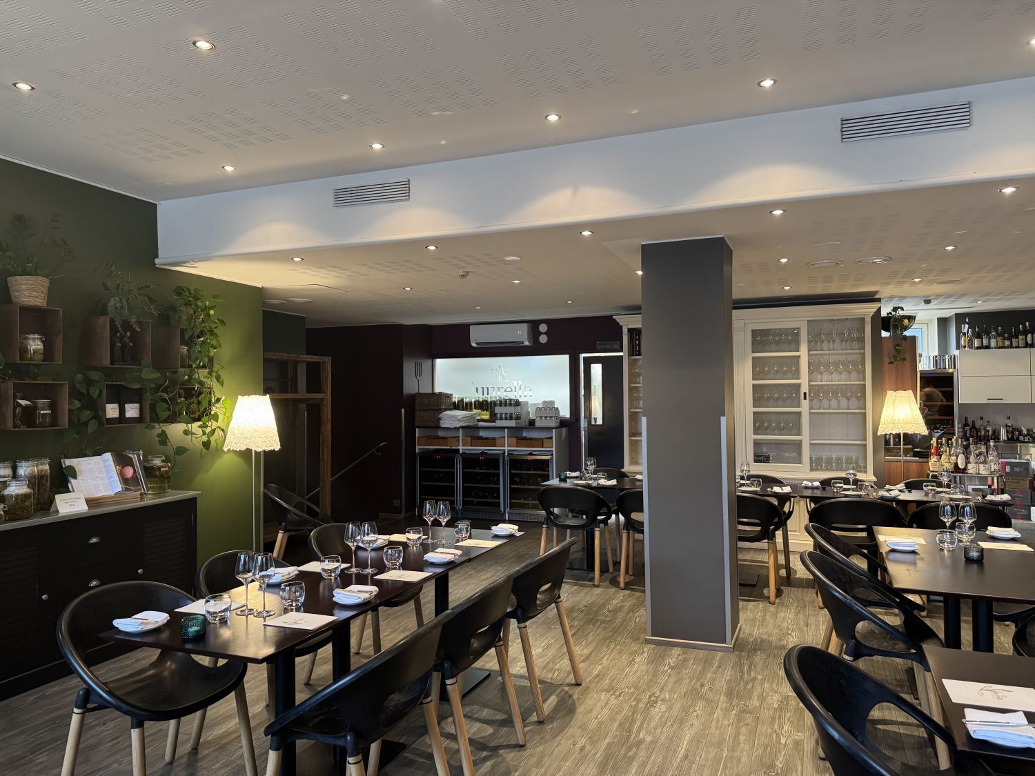 Ravintola sali 49 asiakaspaikkaa