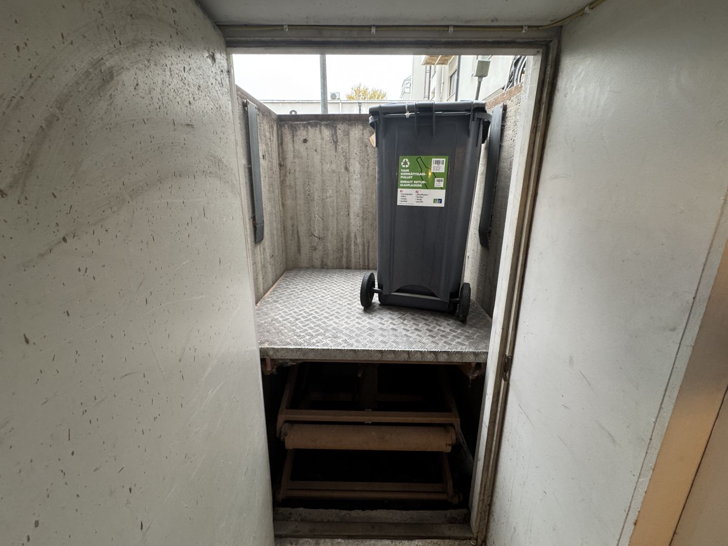 tavarahissi sisäpihalta