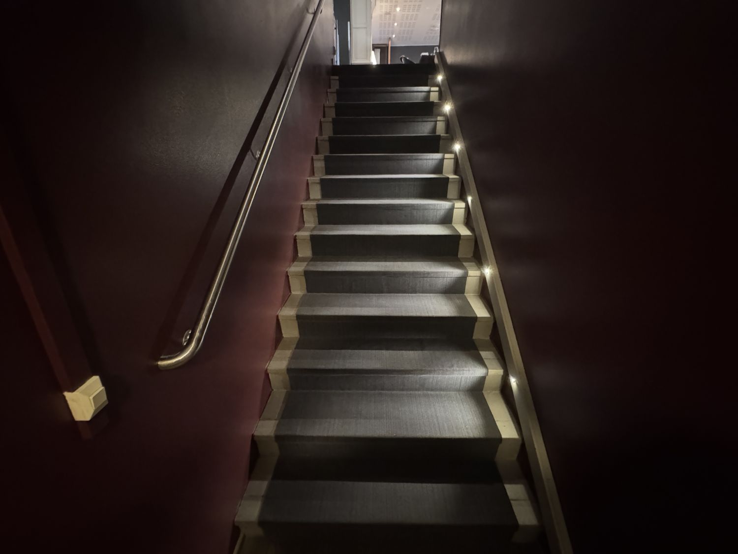 Portaat ravintolasaliin