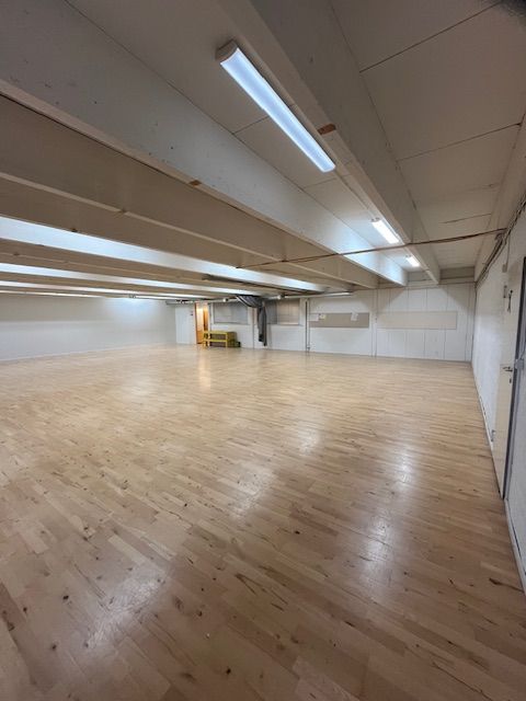 Työ/liike/liikunta/varastotilaa Raision keskustan tuntumassa.