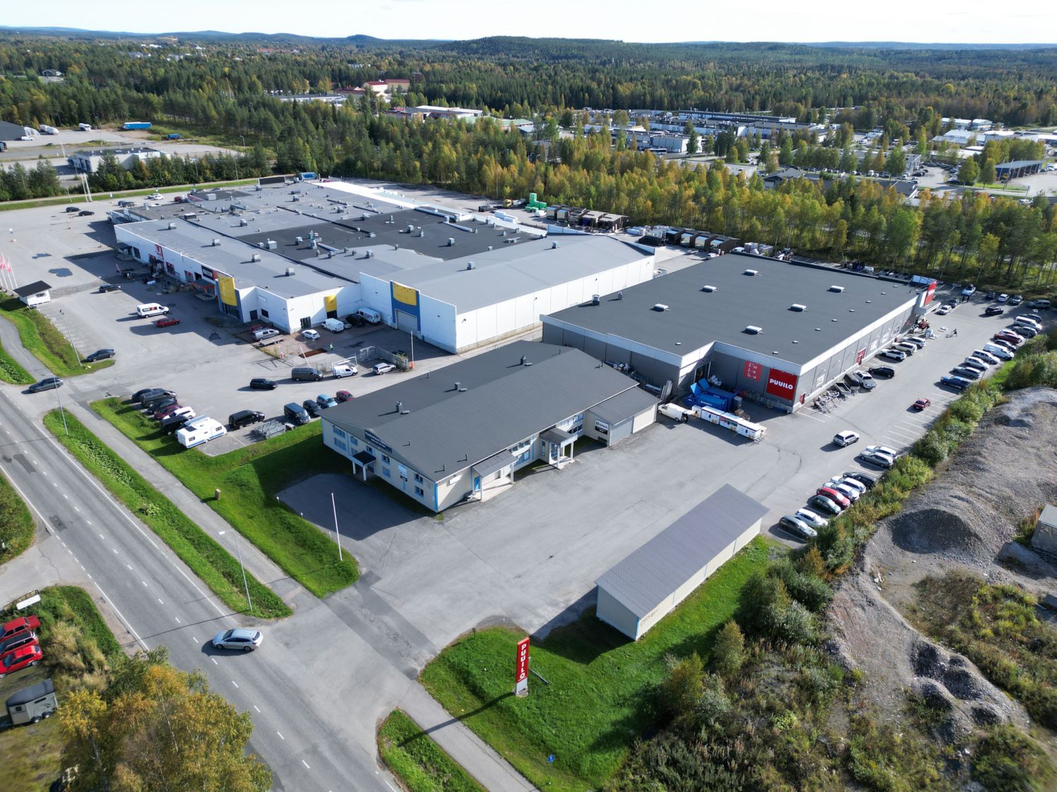 Tarjoamme vuokralle 447 m²:n liiketilan Rovaniemen Teollisuustie 15:sta, Teollisuuskylästä. Tilakokonaisuuteen kuuluu keittiö, sosiaalitilat ja parvitila. Tilan kokonaiskorkeus noin 4,5 m ja nosto-...