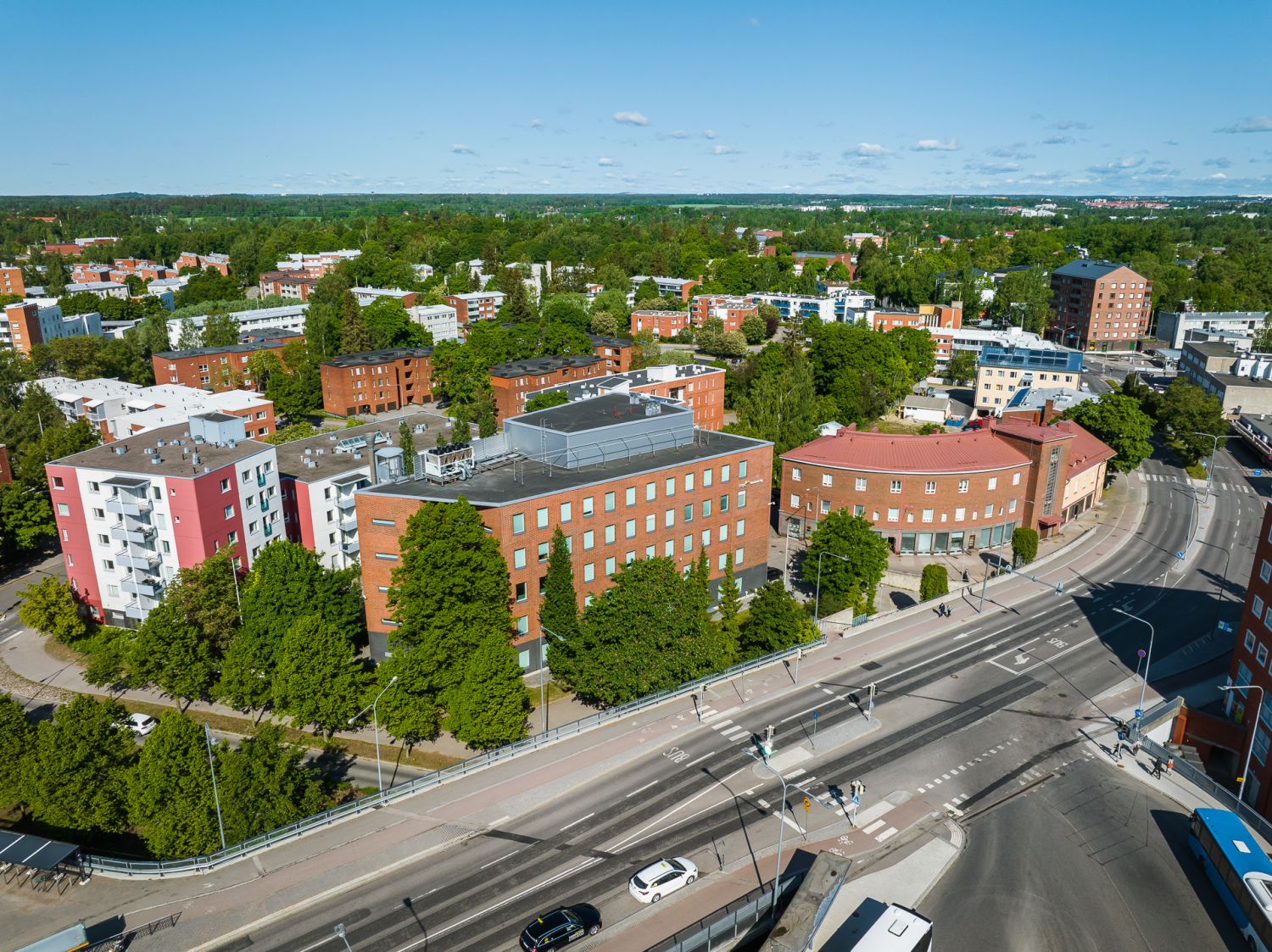 Vuokrataan rakennuksen kolmannesta kerroksesta siisti 11 m²:n toimistotila. Tilat soveltuvat hyvin niin monitila- kuin huonetoimistoksi. Koneellinen ilmanvaihto, palkkijäähdytys (huonekohtainen sää...