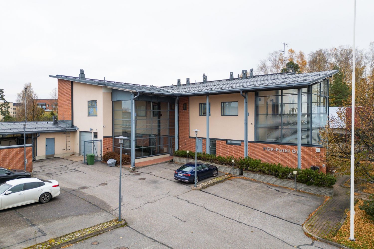 Vuokrattavana monipuolinen varasto- ja toimistotila Tapanilassa.Lämmin varasto/työtila n. 154,5 m²Nosto-ovi 3 x 3 metriäHallitilan vapaa korkeus noin 3 metriäSoveltuvuus varasto ja työtilaksi, lisävarasto VSS-tilassaSähkönsyöttövaraus työkoneille, voimavirta. LattiakaivoEdustava ja viilenn...