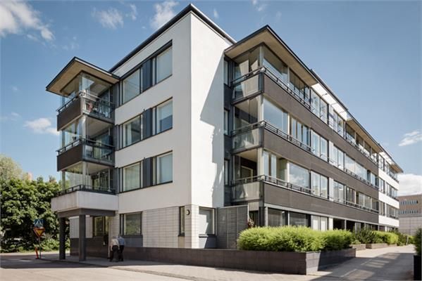 Vuokrataan asuinkiinteistön kivijalassa olevaa liiketilaa.