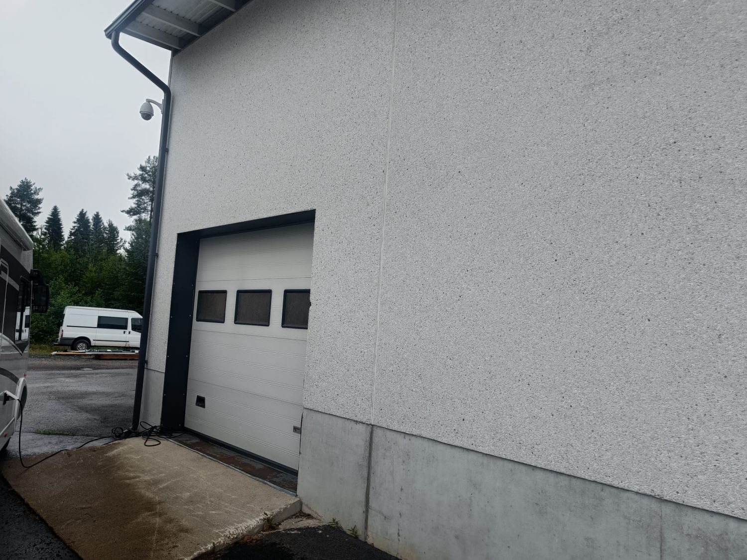 Kuusamontien välittömässä läheisyydessä todella hyvältä paikalta NÄKYVÄÄ hallitilaa tarjolla.