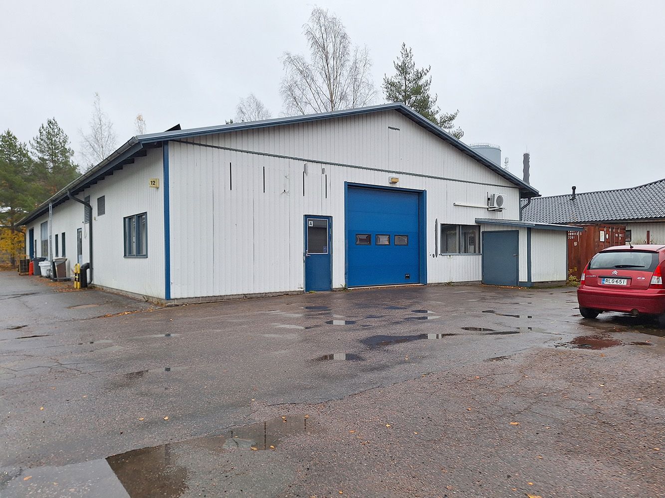 Hyvä hallitila kahdella toimistohuoneella ja hyvällä varustelulla! 