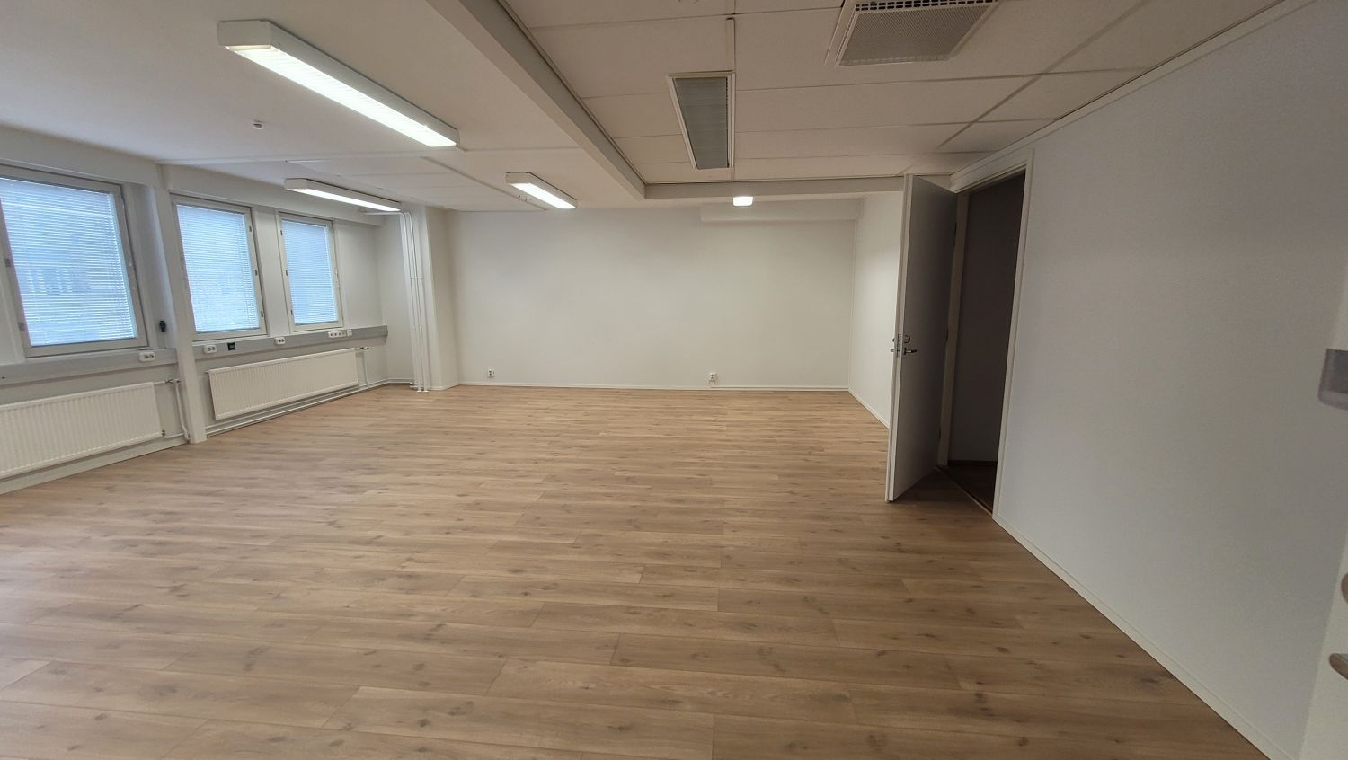 Isokokoisemmat toimistohuoneet muokattavissa myös neuvotteluhuoneiksi