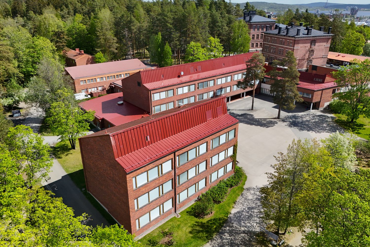 Uniikki toimisto- tai koulutusrakennus Jyväskylän keskustassa!Vuokrattavissa ainutlaatuinen toimitilakokonaisuus yliopistoalueelta aivan Jyväskylän keskustan tuntumasta. Alvar Aallon suunnittelema vuonna 1953 valmistunut rakennus, noin 3 883 m² tila on vapautunut yliopistokäytöstä ja muuntuu joust...