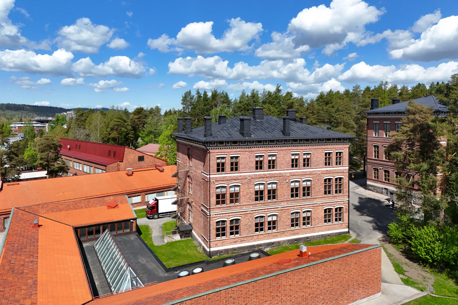 Uniikki toimisto- tai koulutusrakennus Jyväskylän keskustan tuntumassaTarjolla on ainutlaatuinen toimitilakokonaisuus arvokkaassa historiallisessa kiinteistössä, joka tarjoaa inspiroivan ympäristön yrityksille ja koulutusorganisaatioille. Rakennus on valmistunut vuonna 1883, ja sen kokonaispinta-a...