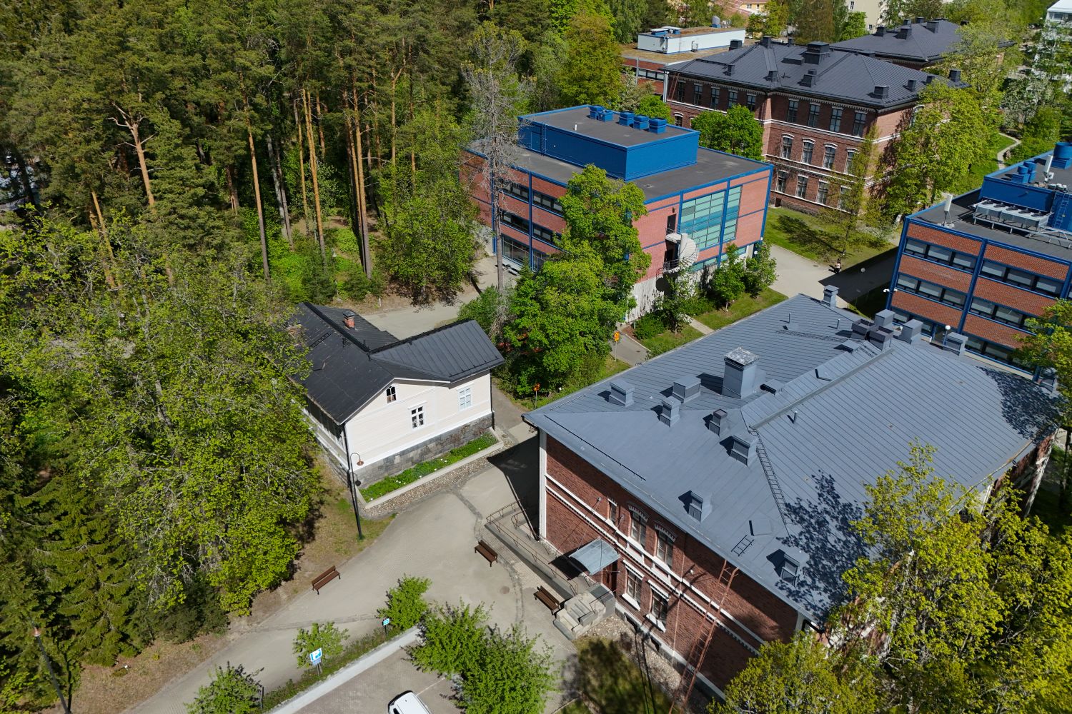 Uniikki toimisto- tai koulutusrakennus Jyväskylän keskustan tuntumassaTarjolla on ainutlaatuinen toimitila arvokkaassa puutalomiljöössä, joka tarjoaa inspiroivan ympäristön monenlaiseen käyttöön. Rakennus on valmistunut vuonna 1882, ja sen kokonaispinta-ala on noin 148 m². Historiallinen hirsirake...